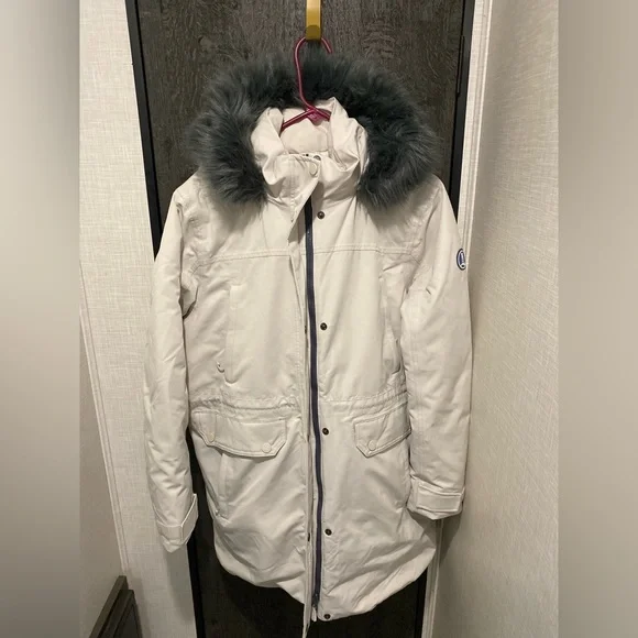 Absolutely beautiful Lands’ End parka. Lots of pockets. Down fill, winter, warm!